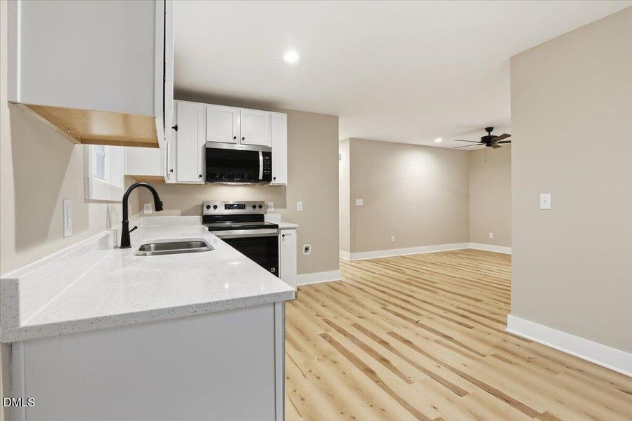 14-404 W James St-14