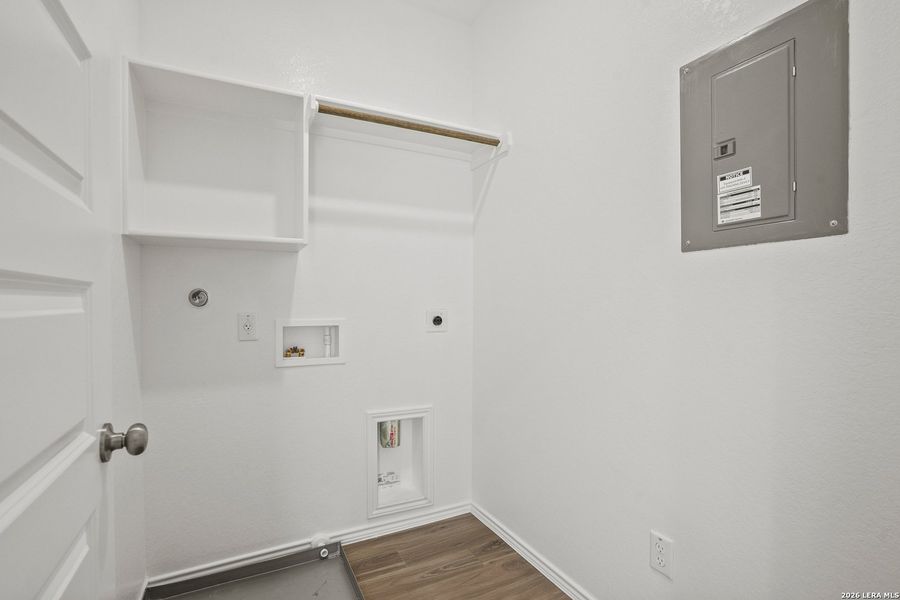 Spacious, unfurnished interior of a new home in Blue Ridge Ranch, San Antonio (Image 19).