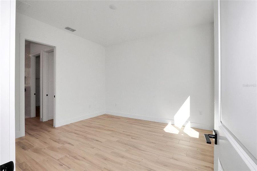 Spacious, unfurnished interior of a new home in , Dunnellon (Image 27).