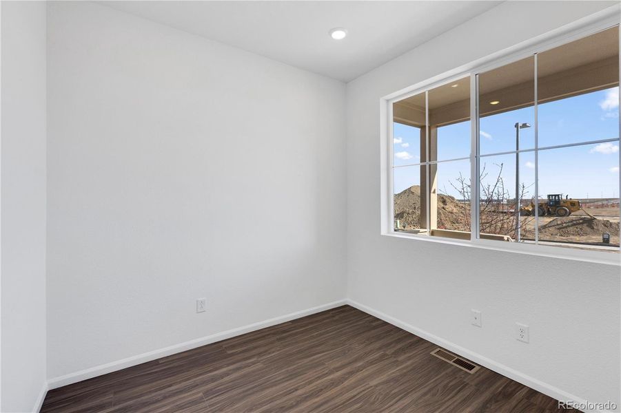 Spacious, unfurnished interior of a new home in , Aurora (Image 8).