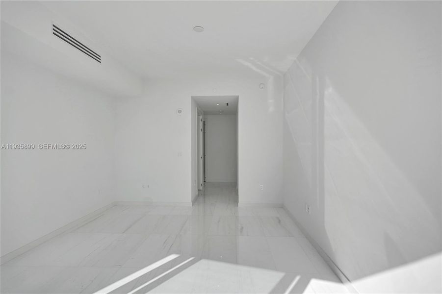 Spacious, unfurnished interior of a new home in , Miami (Image 22).