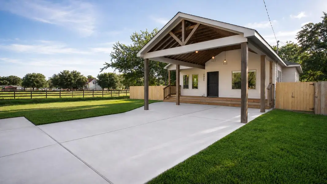 Exterior details and patio area of a home in , Houston (Image 22).