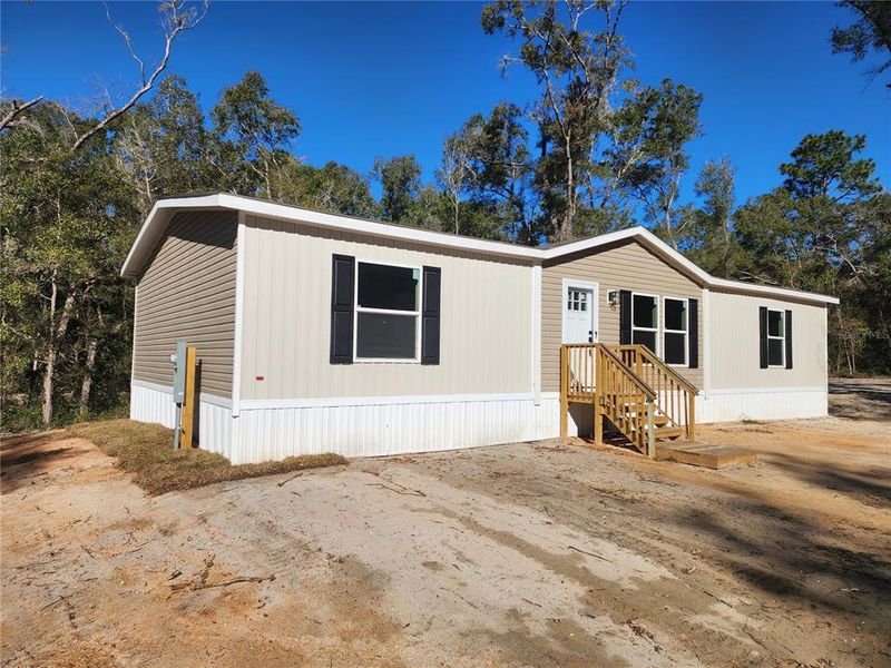 Exterior details and patio area of a home in , Dunnellon (Image 16).