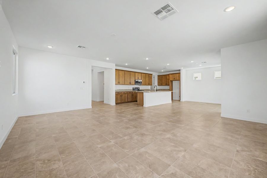 Spacious, unfurnished interior of a new home in Rialta, Mesa (Image 8).