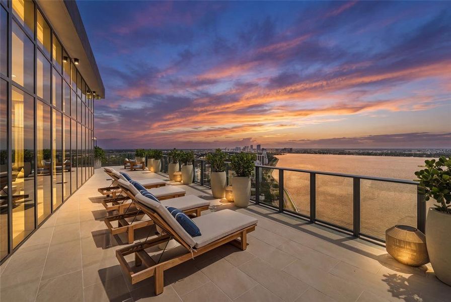 Condo located in Tampa, FL showcasing its design and architecture (Image 33).