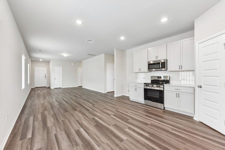 Spacious, unfurnished interior of a new home in Edgebrooke, Pflugerville (Image 14).