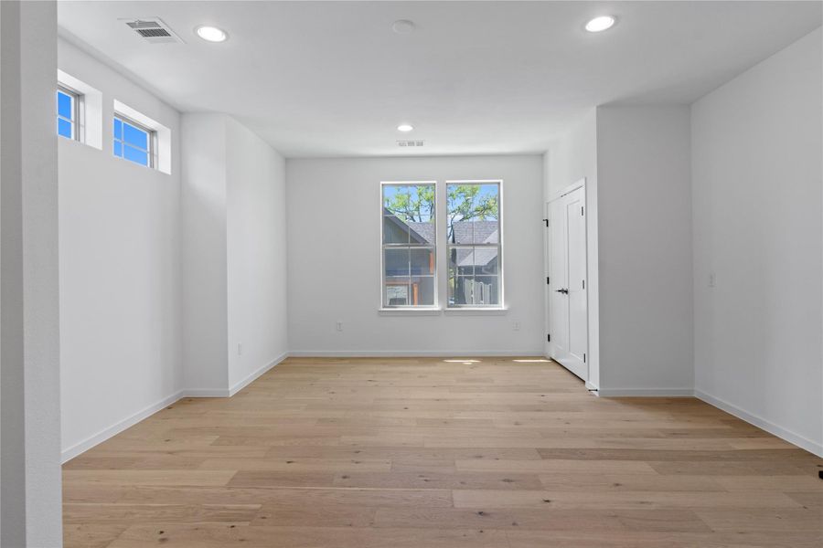 Spacious, unfurnished interior of a new home in Hacienda, Austin (Image 27).
