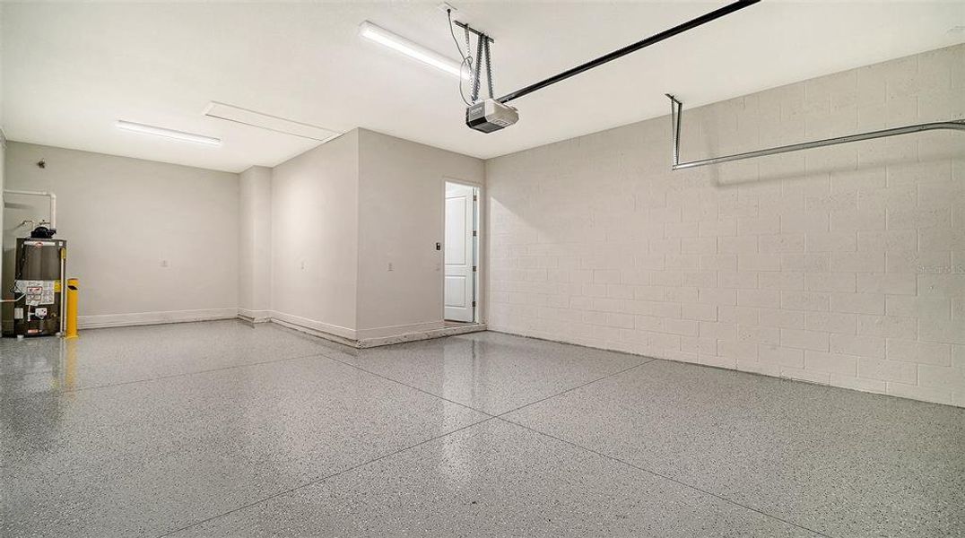 Spacious, unfurnished interior of a new home in , Sarasota (Image 42).