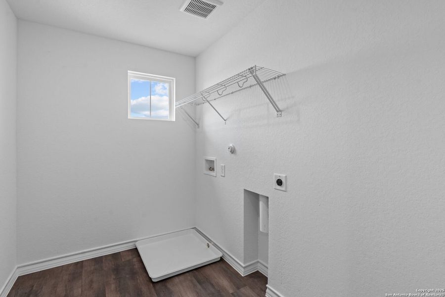 Spacious, unfurnished interior of a new home in Cinco Lakes, San Antonio (Image 19).