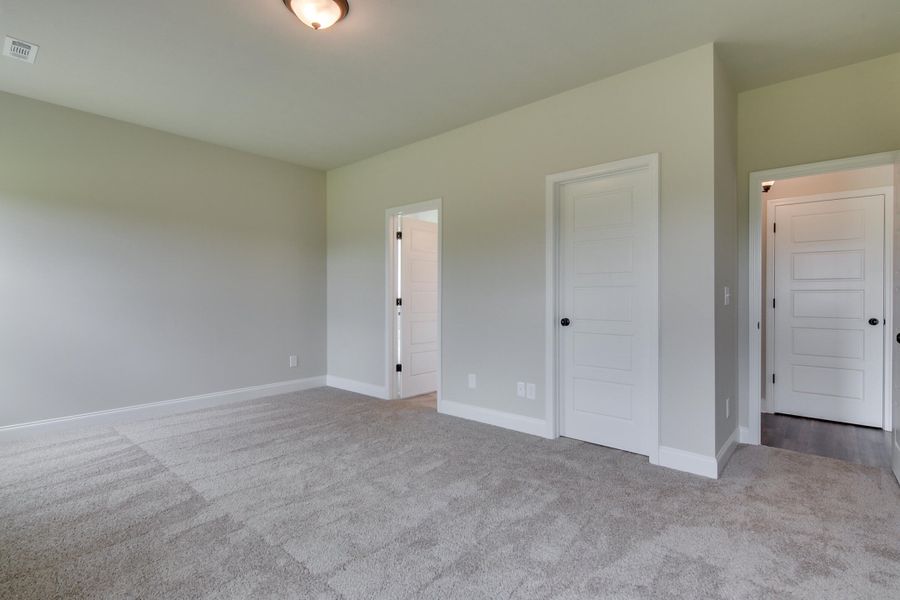 Spacious, unfurnished interior of a new home in , Edgefield (Image 6).