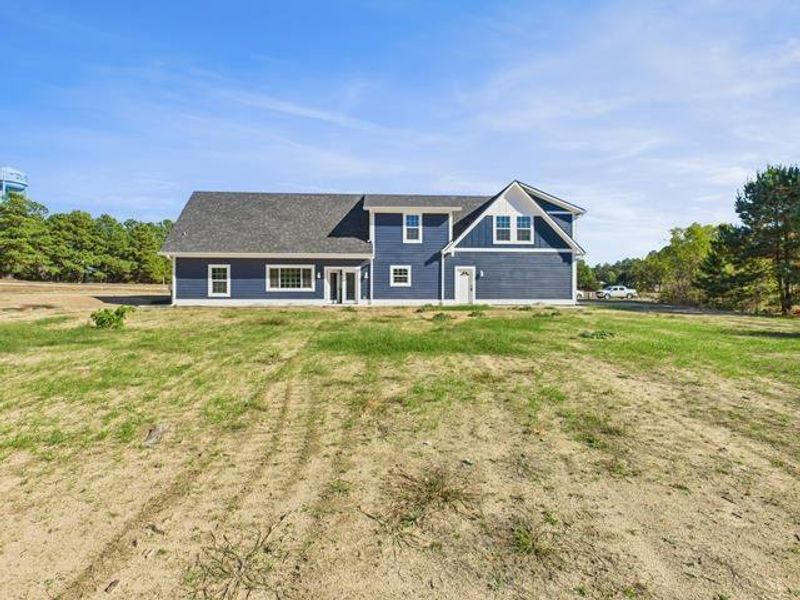 View of front facade featuring a front yard