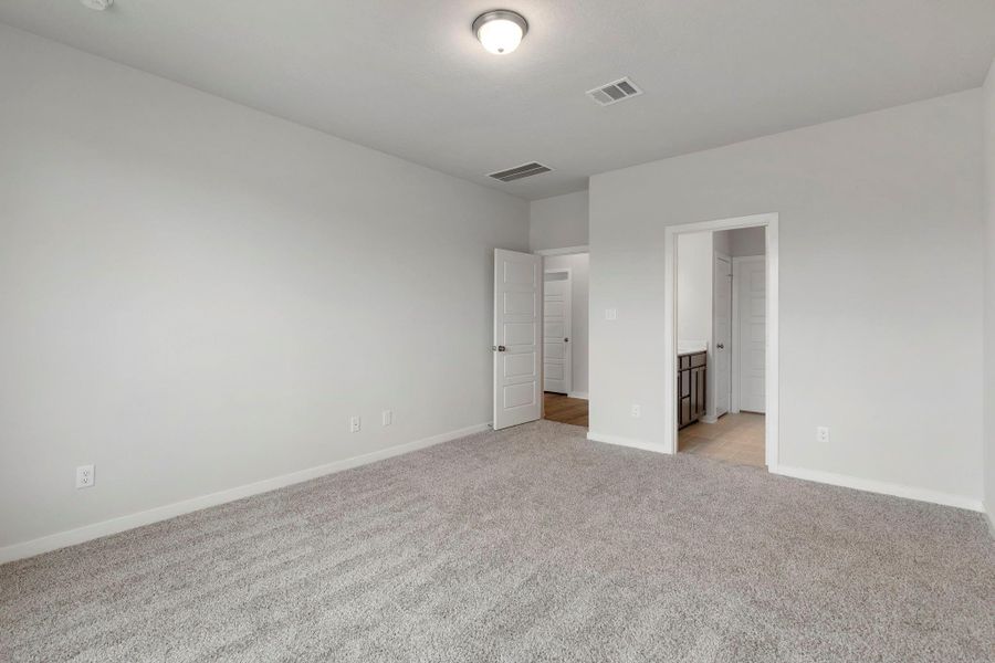 Spacious, unfurnished interior of a new home in , Huntsville (Image 21).