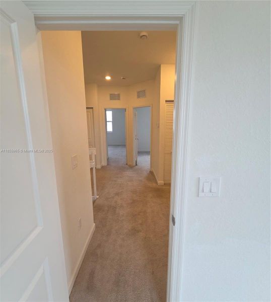 Spacious, unfurnished interior of a new home in , Coral Springs (Image 10).