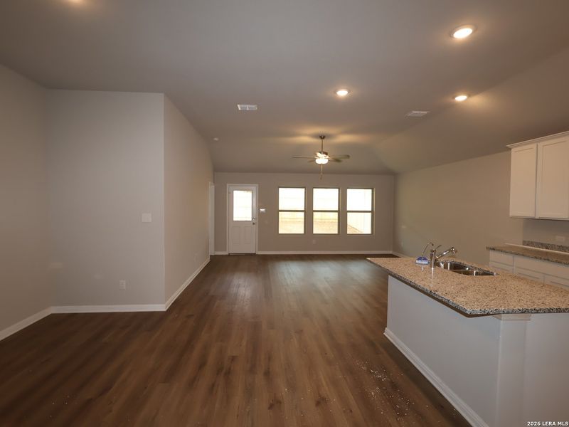 Spacious, unfurnished interior of a new home in Mesquite Ridge, San Antonio (Image 17).