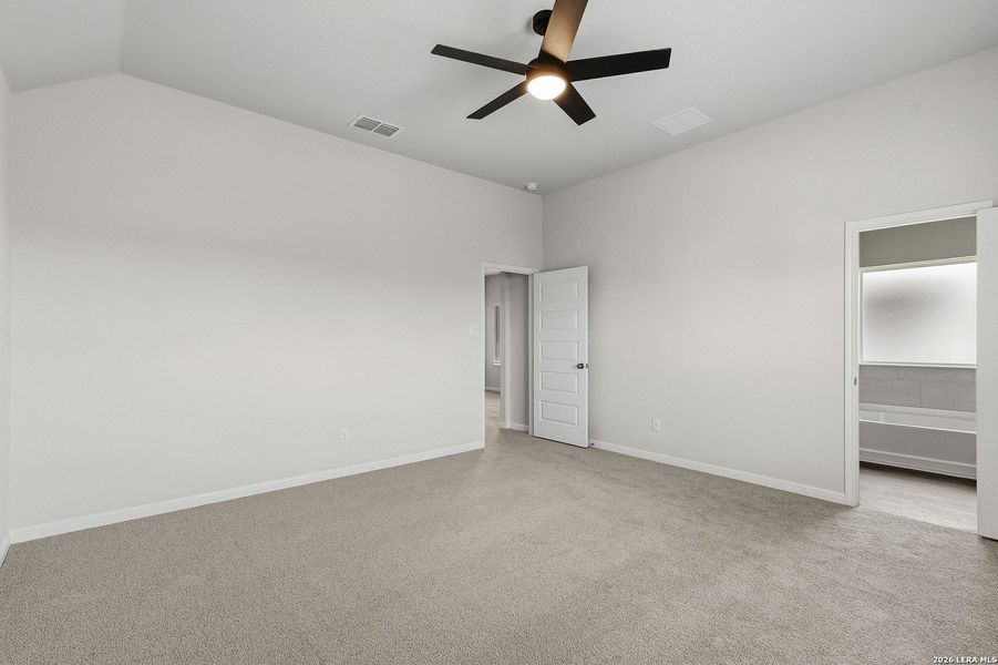 Spacious, unfurnished interior of a new home in Melissa Ranch, San Antonio (Image 24).