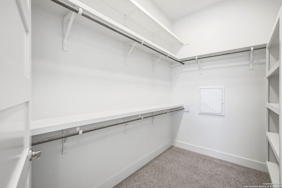 Spacious, unfurnished interior of a new home in Pradera Ridge, Floresville (Image 24).