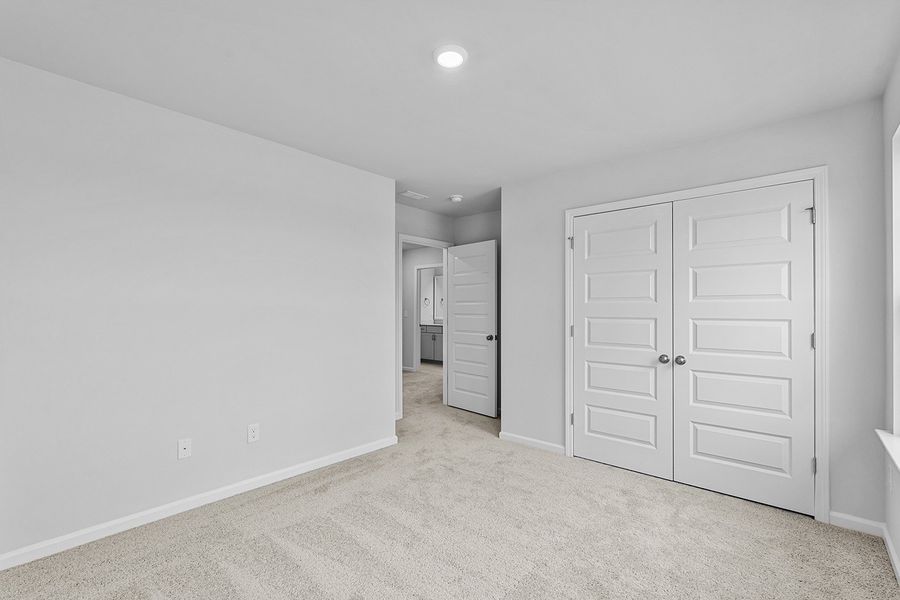 Spacious, unfurnished interior of a new home in Fieldstone, Lexington (Image 31).