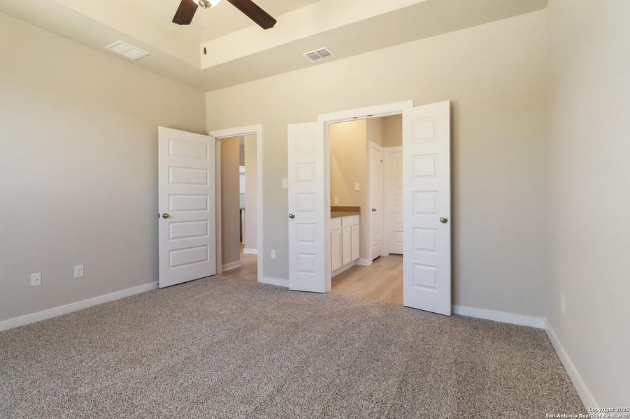 Spacious, unfurnished interior of a new home in Timber Creek, San Antonio (Image 13).