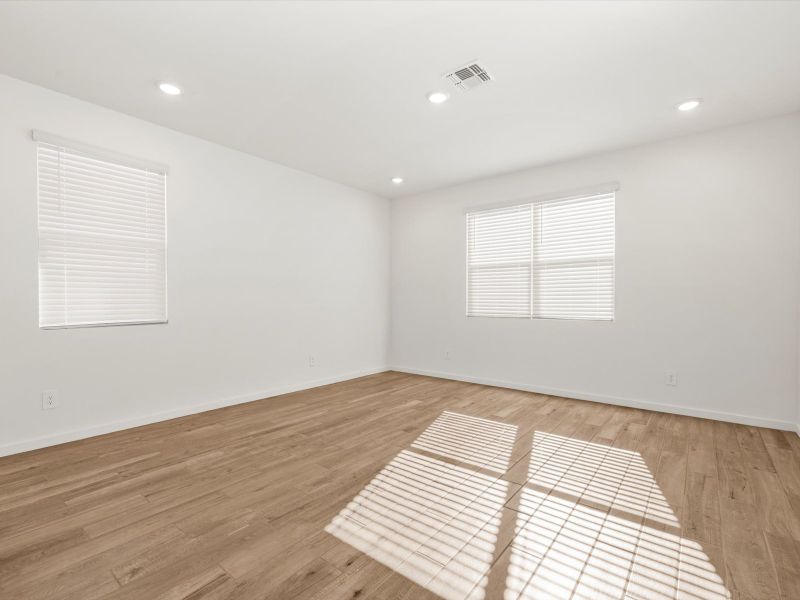 Spacious, unfurnished interior of a new home in Bella Vista Farms Reserve Series, San Tan Valley (Image 11).