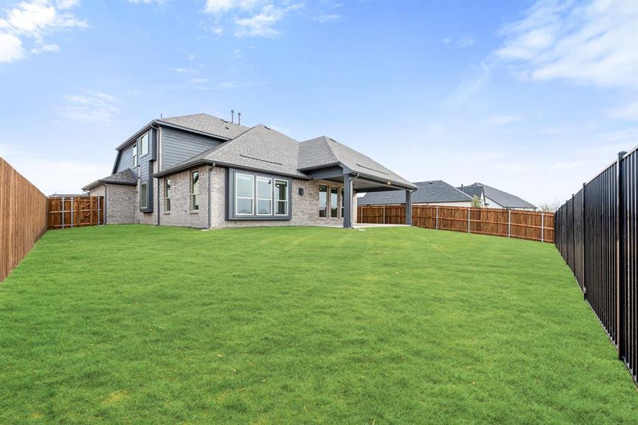 Exterior details and patio area of a home in Sonoma Verde, McLendon-Chisholm (Image 25).