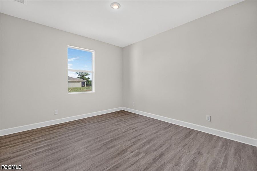 Spacious, unfurnished interior of a new home in Cape Coral, Cape Coral (Image 24).