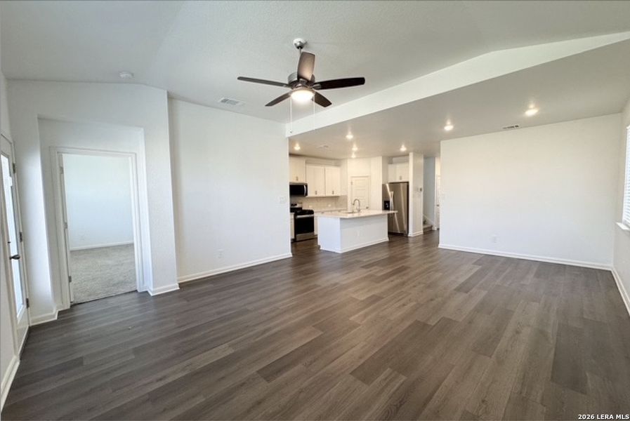 Spacious, unfurnished interior of a new home in Thomas Pond, San Antonio (Image 23).