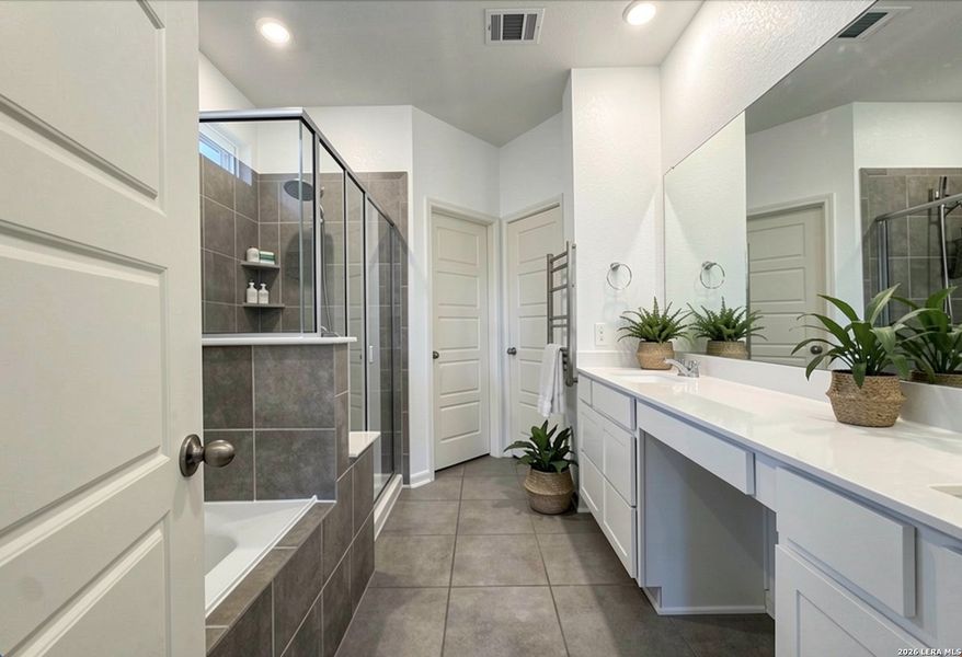 Furnished interior view inside a new home in Thomas Pond, San Antonio (Image 11).