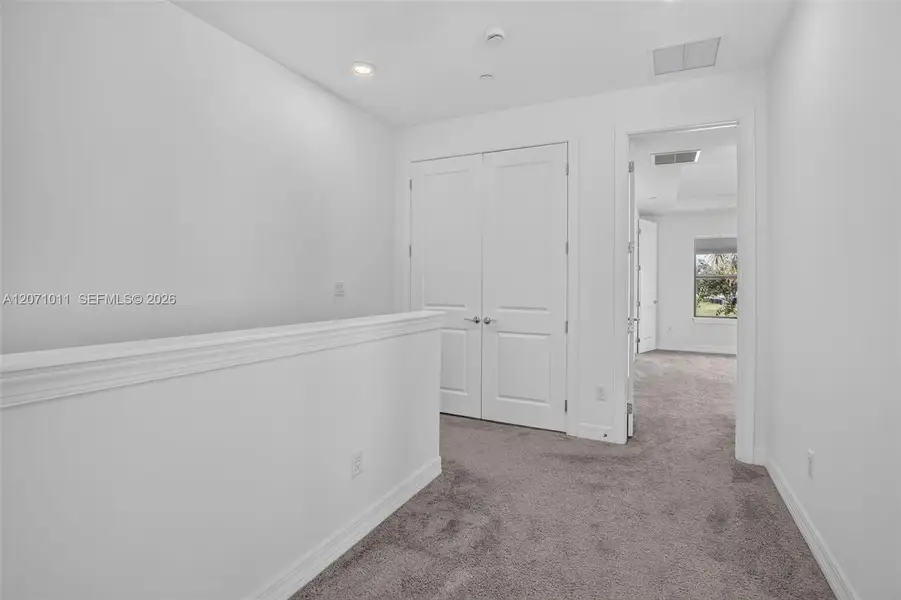 Spacious, unfurnished interior of a new home in , Plantation (Image 29).