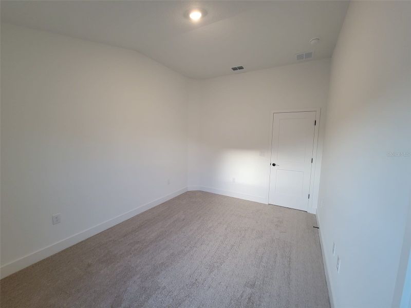 Spacious, unfurnished interior of a new home in Arbor Park, Leesburg (Image 11).