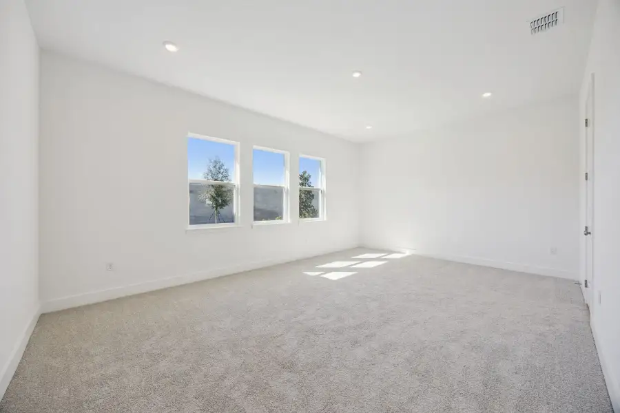 Spacious, unfurnished interior of a new home in Northlake at Ovation, Winter Garden (Image 24).