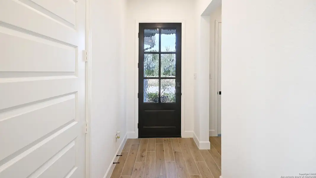 Spacious, unfurnished interior of a new home in Solms Landing 45', New Braunfels (Image 10).