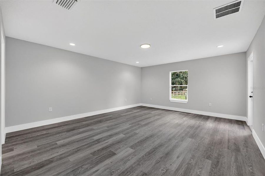 Spacious, unfurnished interior of a new home in , Dunnellon (Image 22).