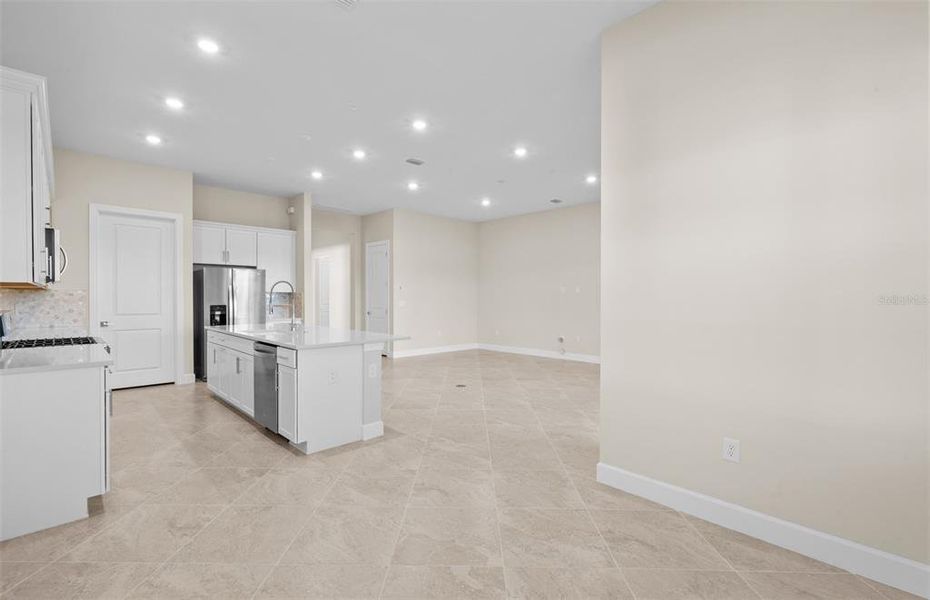 Spacious, unfurnished interior of a new home in SeaFlower, Bradenton (Image 26).