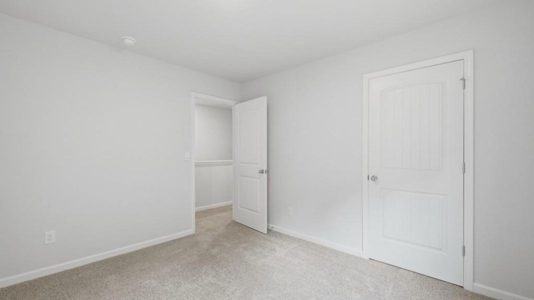 Spacious, unfurnished interior of a new home in Oaks at Cedar Grove, Fairburn (Image 25).