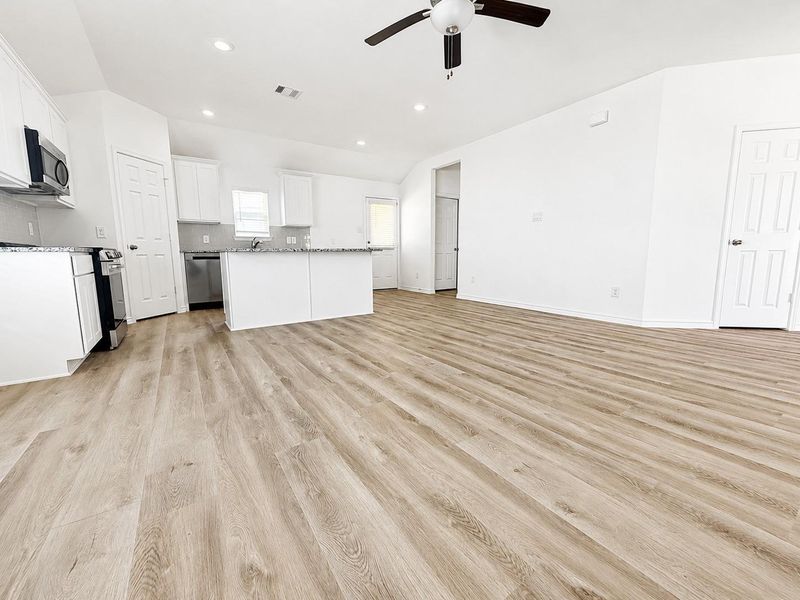 Spacious, unfurnished interior of a new home in , Dayton (Image 4).