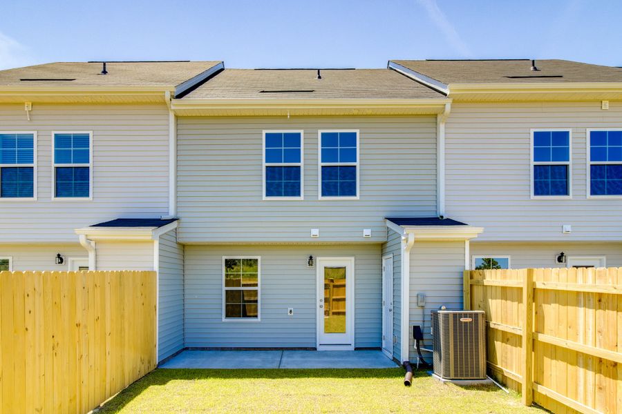 Exterior details and patio area of a home in Astoria, Columbia (Image 19).
