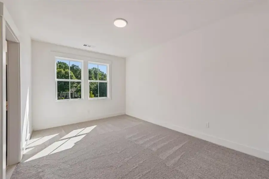 Spacious, unfurnished interior of a new home in White Post on Lake Lanier, Gainesville (Image 23).