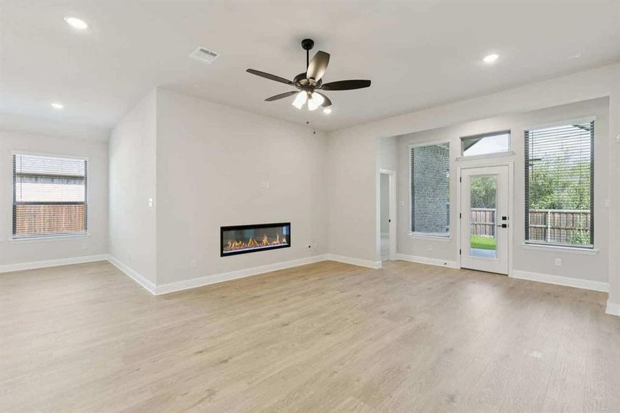 Spacious, unfurnished interior of a new home in Oaks of North Grove, Waxahachie (Image 10).