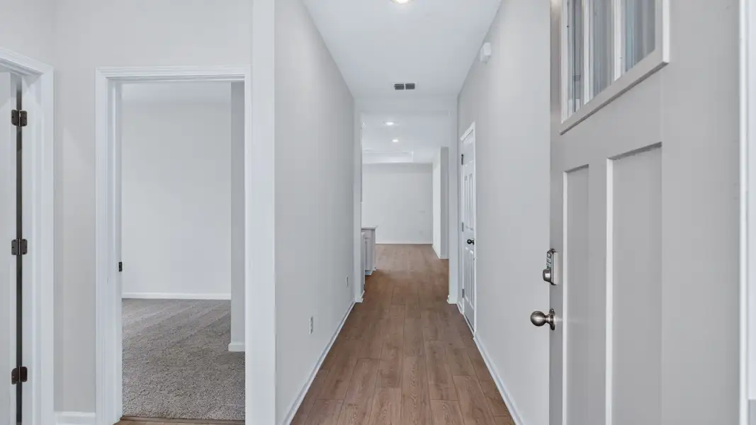 Spacious, unfurnished interior of a new home in Bridle Creek, Jacksonville (Image 12).