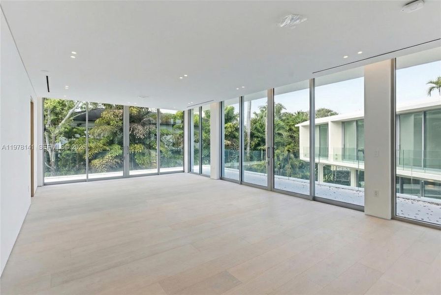 Spacious, unfurnished interior of a new home in , Miami (Image 15).