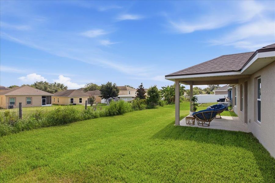 Exterior details and patio area of a home in Abbey Glen, Dade City (Image 28).