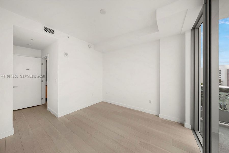 Spacious, unfurnished interior of a new home in , Bay Harbor Islands (Image 14).