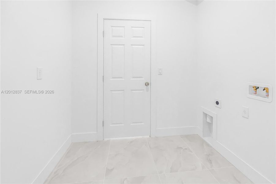 Spacious, unfurnished interior of a new home in , Lehigh Acres (Image 14).