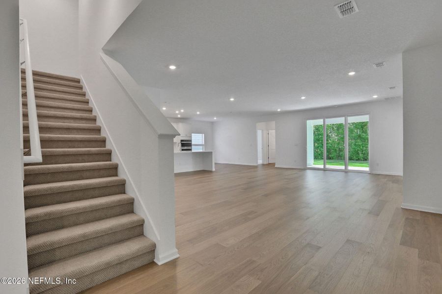Spacious, unfurnished interior of a new home in Jennings Farm, Middleburg (Image 37).