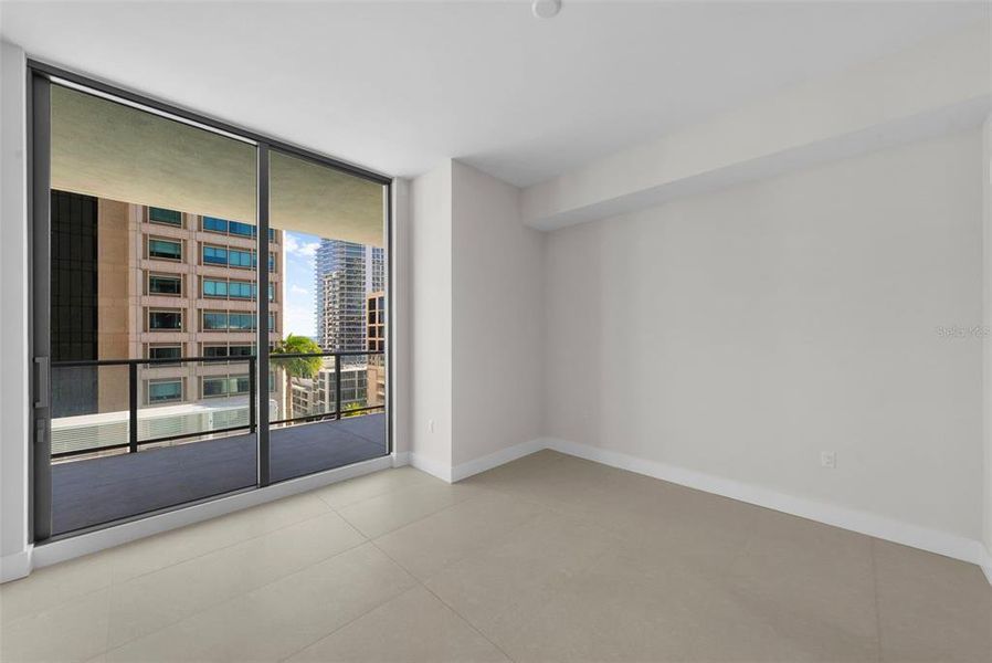 Spacious, unfurnished interior of a new home in , St. Petersburg (Image 25).