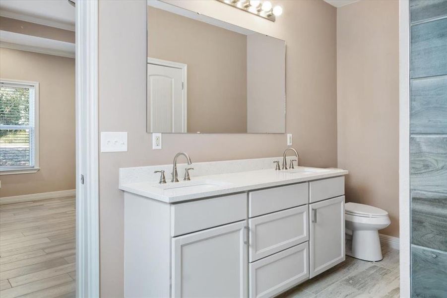 Furnished interior view inside a new home in , Corsicana (Image 13).