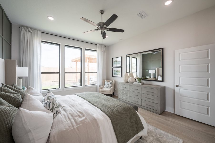 Representative furnished interior of a home built from the Goldeneye by Tri Pointe Homes in Jubilee 50′, Hockley (Image 56).