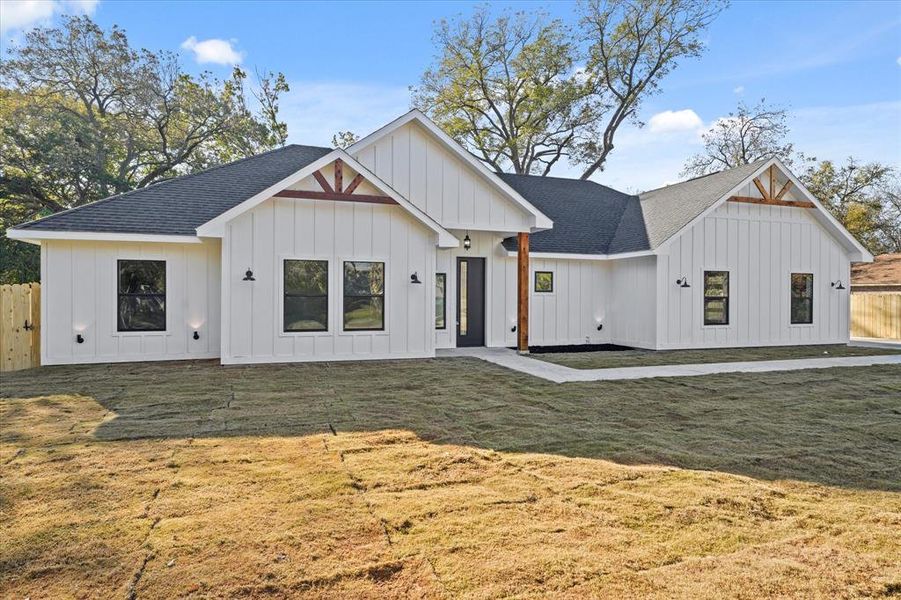 Modern inspired farmhouse featuring a front yard