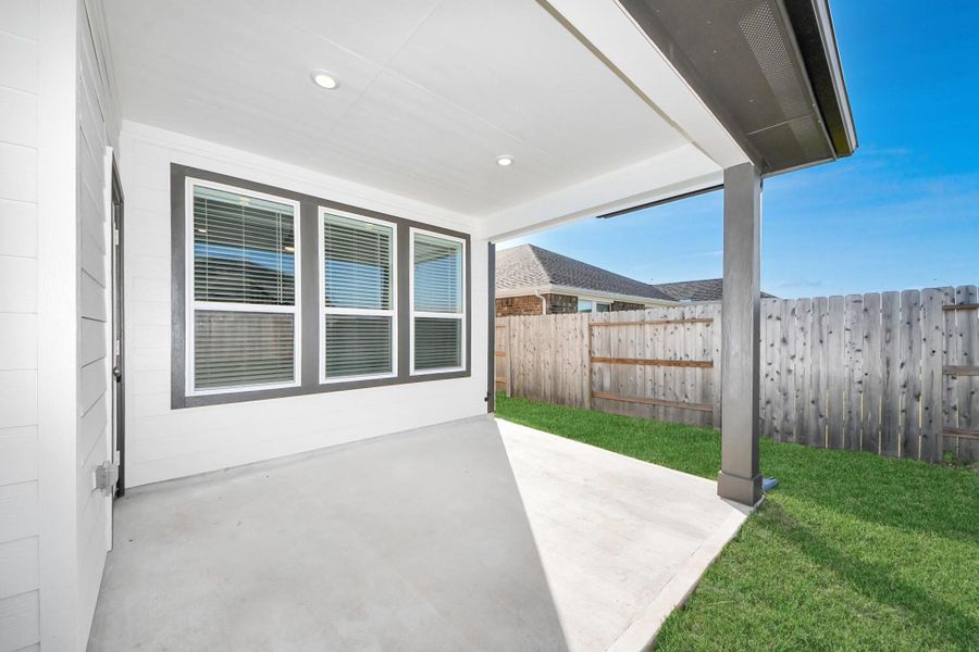 Exterior details and patio area of a home in Sunterra: Landmark Collection, Katy (Image 9).