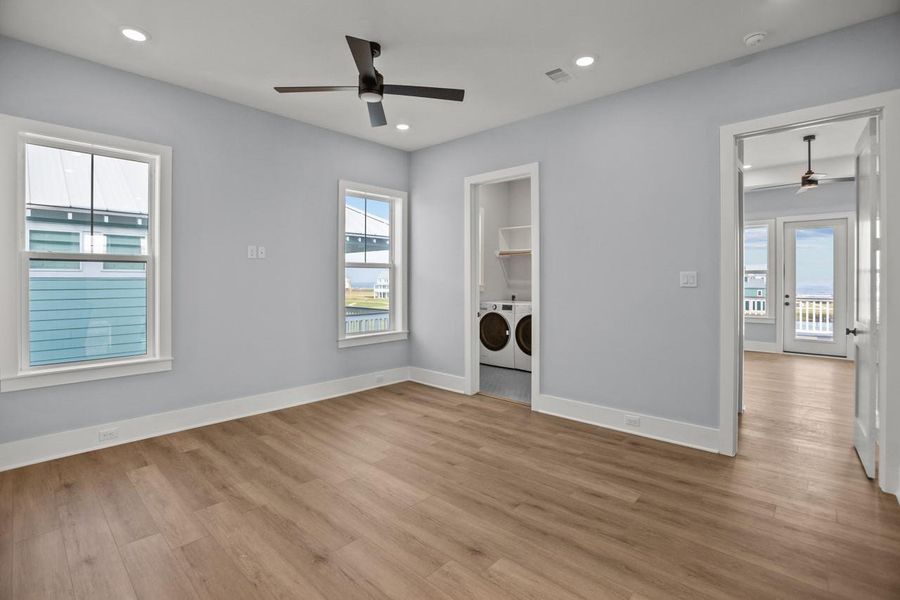 Spacious, unfurnished interior of a new home in , Galveston (Image 27).